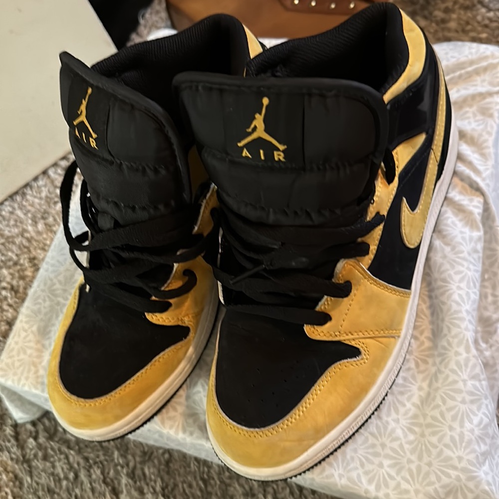 Jordan Mid 1’s - Picture 2 of 2